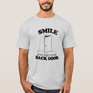 LÄCHELN SIE, WENN SIE ES IN DER HINTERTÜR - .PNG T-Shirt