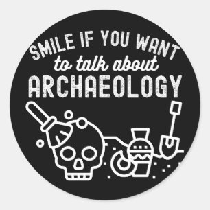Lächeln Sie, wenn Sie über Archäologie sprechen mö Runder Aufkleber