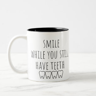 lächeln, solange man noch Zähne hat Zweifarbige Tasse