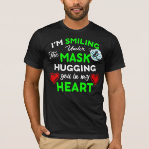 Lächeln unter der Maske und umarmen Sie in meinem  T-Shirt