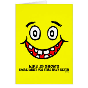 Lächeln, während Sie noch Zähne haben