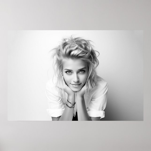 Lächelnd Frau mit Kopf in den Händen B&W Foto Poster (Vorne)