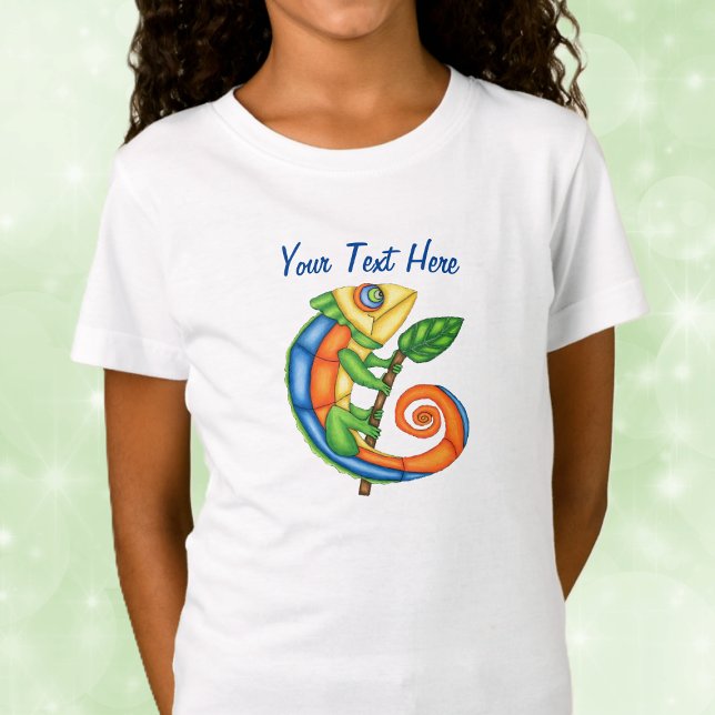 Lächelnd Niedliche Lizard Brillant Holding Leaf T-Shirt (Brightly coloured fun lizard holding leaf on twig on kids tee shirt.)