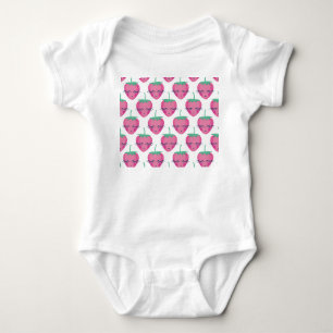Lächelnd schlafende Erdbeeren, niedliches Muster. Baby Strampler