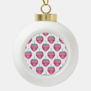Lächelnd schlafende Erdbeeren, niedliches Muster. Keramik Kugel-Ornament