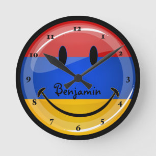 Lächelnde armenische Flagge Runde Wanduhr