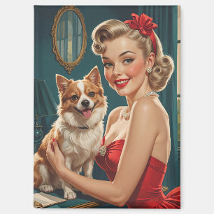 Lächelnde blonde Pin-Up im roten Kleid mit süßem H Magnet