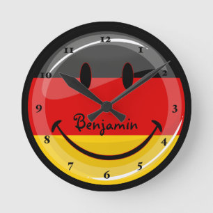 Lächelnde deutsche Flagge Runde Wanduhr