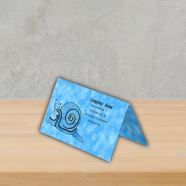 Lächelnde Fantasie Schnecke Abstrakte blaue Muster Visitenkarten (Cute blue cartoon snail white eyes on marbled background in shades of blue standing business card.)