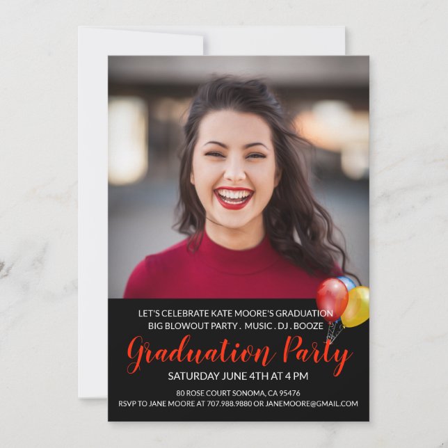 Lächelnde Frauen in der Red Graduation Party Einladung (Vorderseite)