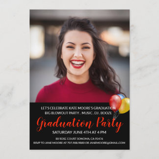 Lächelnde Frauen in der Red Graduation Party Einladung