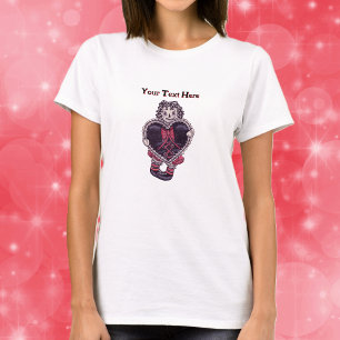 Lächelnde gruselige Lumpenpuppe mit schwarzem Herz T-Shirt