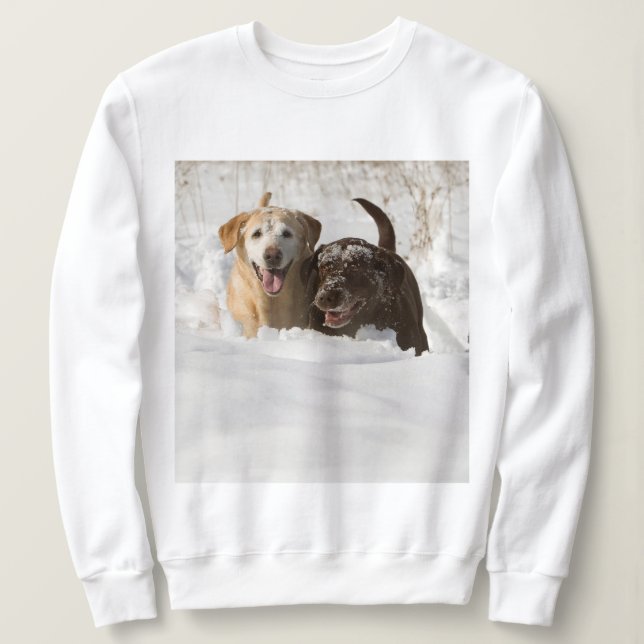 Lächelnde Labrador-Retriever im Schnee Sweatshirt (Design vorne)