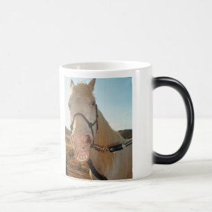Lächelnde Pferdeverschwindende Kaffee-Tasse Verwandlungstasse