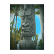 Lächelnde Tiki-Statue