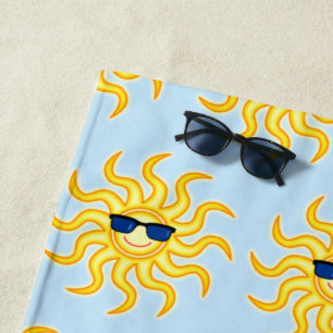 Lächelnde tragende Sonnenbrille Sun Strandtuch