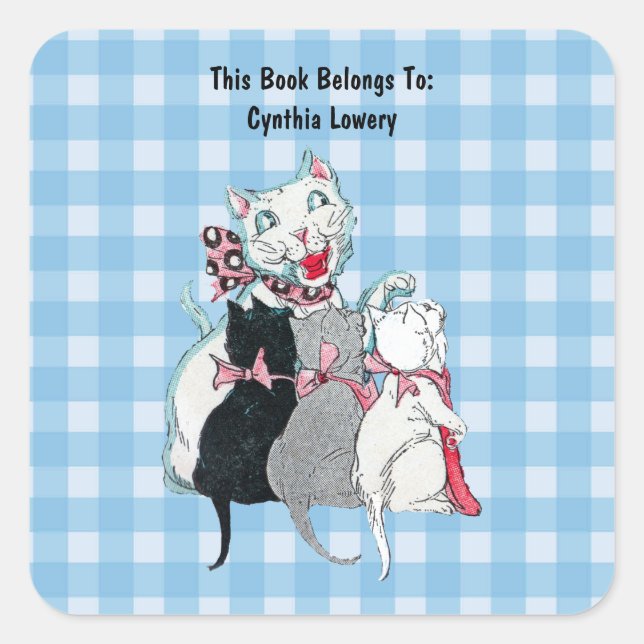 Lächelnde weiße Mutterkatze mit drei Kätzchen Kari Quadratischer Aufkleber (Vorderseite)