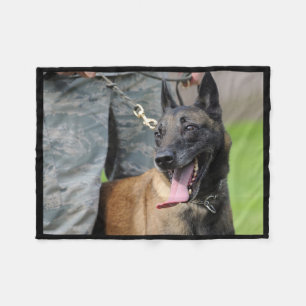 Lächelnder Belgier Malinois Hund Fleecedecke