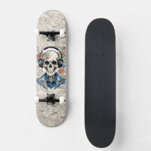 Lächelnder floraler Totenkopf beim Hören von Kopfh Skateboard