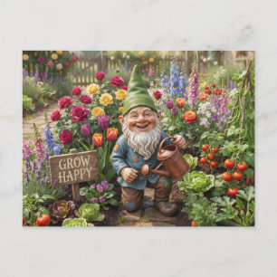 Lächelnder Gartenzwerg bewässert Blumen im Garten Postkarte