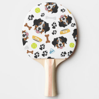 Lächelnder HundBernese Gebirgshund Tischtennis Schläger