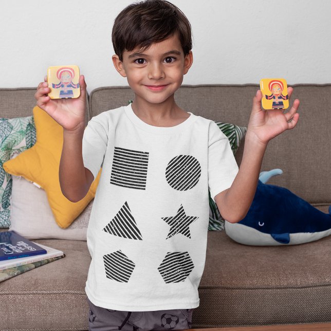 Lächelnder Junge spielt Formen T-Shirt (Von Creator hochgeladen)