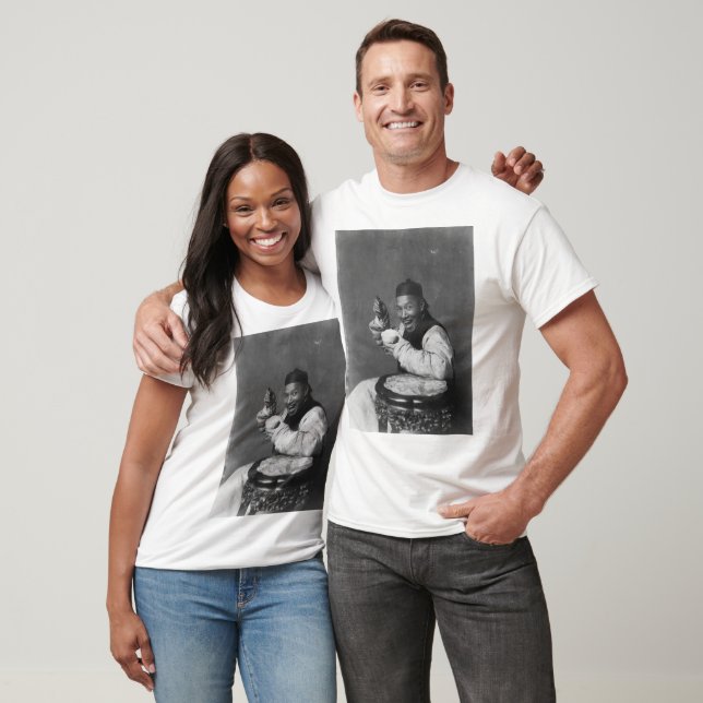 Lächelnder Mann isst Reis T-Shirt (Unisex)