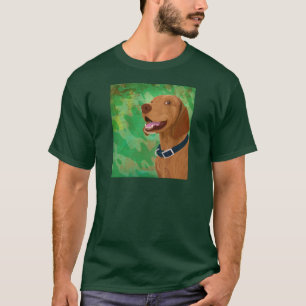 Lächelndes Brown Vizsla auf grünem Hintergrund T-Shirt