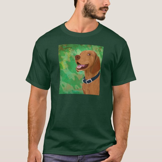 Lächelndes Brown Vizsla auf grünem Hintergrund T-Shirt (Vorderseite)