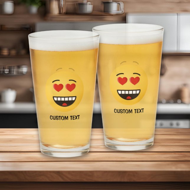 Lächelndes Gesicht mit herzförmigen Augen Glas (Von Creator hochgeladen)