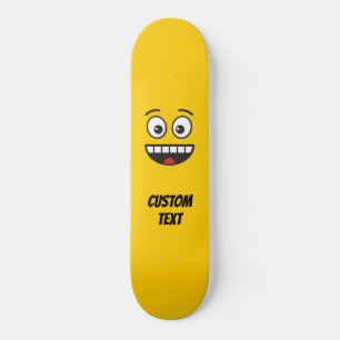 Lächelndes Gesicht mit offenem Mund Skateboard
