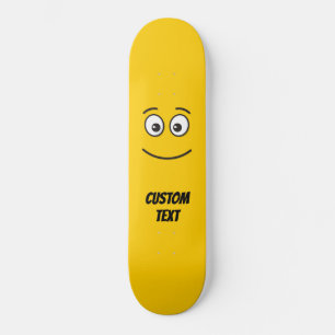 Lächelndes Gesicht mit offenen Augen Skateboard