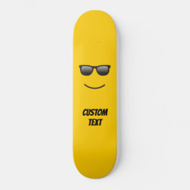 Lächelndes Gesicht mit Sonnenbrille Skateboard