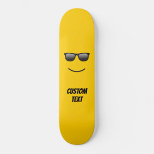 Lächelndes Gesicht mit Sonnenbrille Skateboard