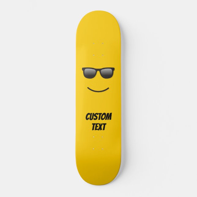 Lächelndes Gesicht mit Sonnenbrille Skateboard (Vorderseite)