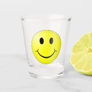 Lächelndes Gesicht Schnapsglas