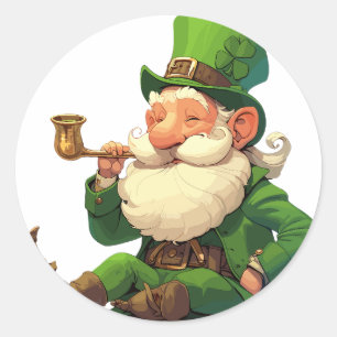 Lächelndes Leprechaun mit Pipe Runder Aufkleber