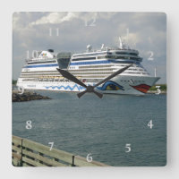 Lächelndes Schiff im Kanal