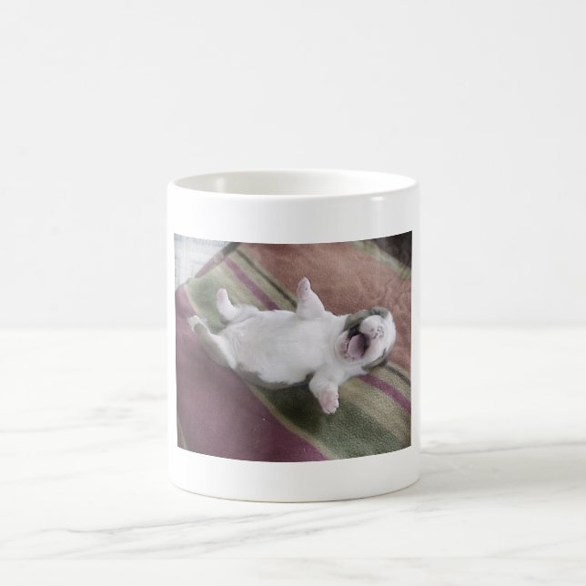 Lachender Bulldoggen-Welpe Tasse (Mittel)