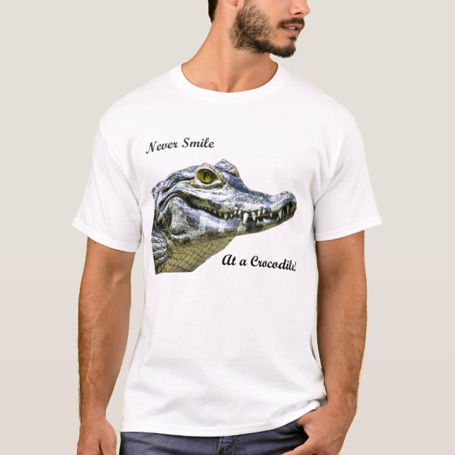Lächle nie bei einem Krokodil! T-Shirt (Vorderseite)
