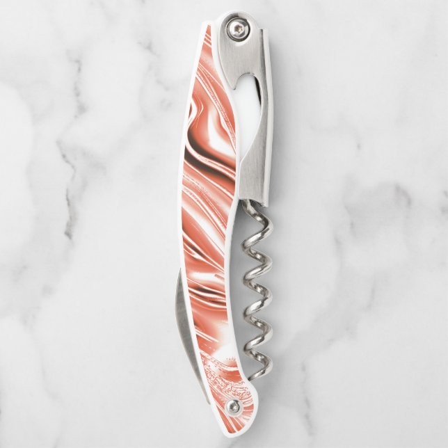 Lachs bis roter, langgestreckter Spuren auf weißem Kellnermesser (Rückseite)