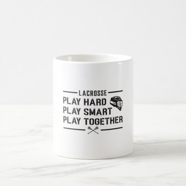 Lacrosse Player Play Hard Play Smart Team Geschenk Kaffeetasse (Mittel)