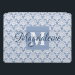 Lacy Dusty Blue Damask Monogram & Name Feminine iPad Pro Hülle<br><div class="desc">Dieses schöne iPad Gehäuse zeichnet sich durch ein klassisches weißes Damast-Muster auf einem hellblauen grauen Hintergrund aus. Das Design ist personalisiert mit einem Monogramm Anfangsbuchstaben sowie einem anpassbaren Namen. Ideal für Arbeit oder Schule,  oder jede Frau,  die ein hübsches weibliches Gehäuse mit einem schlichten und eleganten Design will.</div>