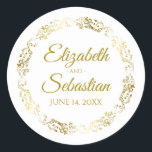 Lacy Gold Filigree Elegant Wedding Favor Runder Aufkleber<br><div class="desc">Diese schönen Aufkleber sind so konzipiert,  dass sie sich mit unserer Gold Foil Elegant Wedding Suite abstimmen. Sie sind mit Goldtext auf weißem Hintergrund mit goldfarbenem Imitat und einem blühenden Rahmen versehen. Der Text ist vollständig anpassbar und enthält die Namen des Ehepaares und das Hochzeitsdatum. Toll wie Lieblingsmarken!</div>