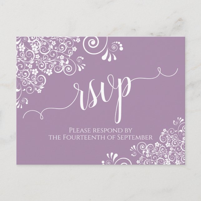 Lacy White Calligraphy Dusty Lila Wedding RSVP Postkarte (Vorderseite)