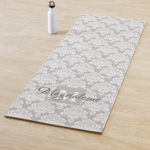 Lacy White Damask auf grauem Monogramm und Name Yogamatte