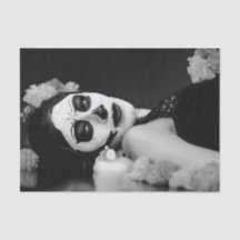 LADY AM TAG DES TATSÄCHLICHEN KOSTEN-Tissue