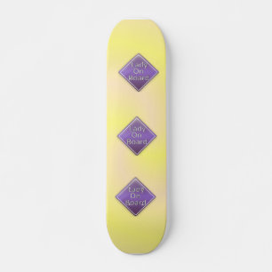 Lady an Bord Skateboard