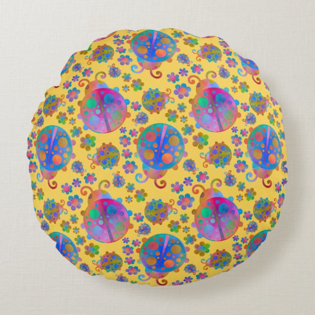 Lady Bugs Amongst the Flowers on a Midsummer Day Rundes Kissen (Vorderseite)