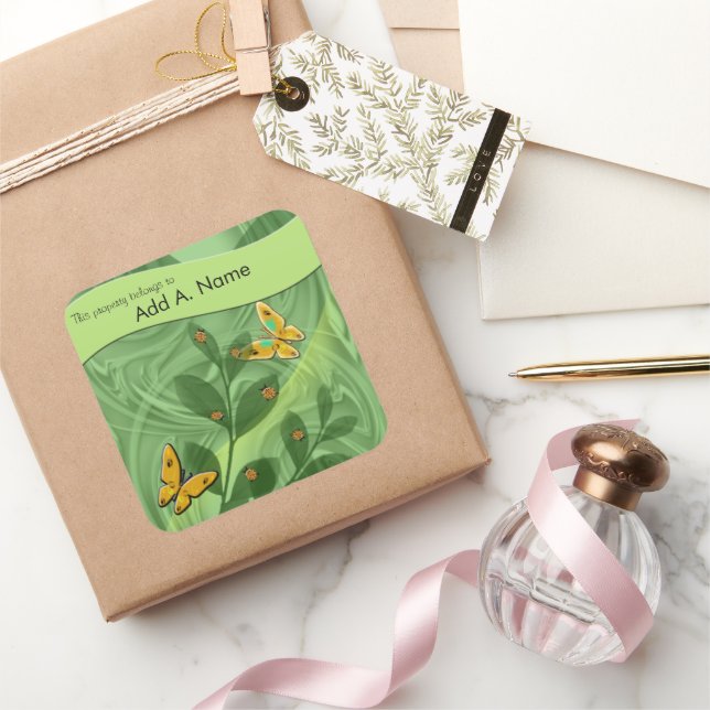 Lady Bugs und Schmetterlinge in der grünen Vorlage Quadratischer Aufkleber (Schenken)